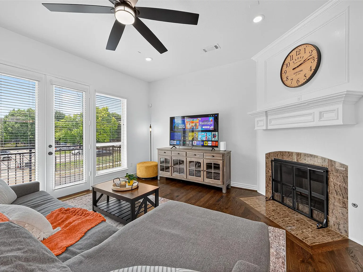3 bed, 3.5 bath, 2076 sqft, $6,000 — Photo 2