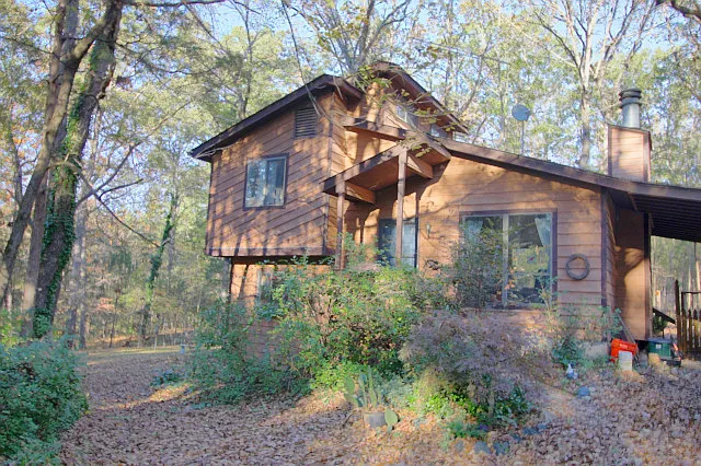 Move-In Ready Charming Country Living Home With Fenced-In Backyard — Photo 2