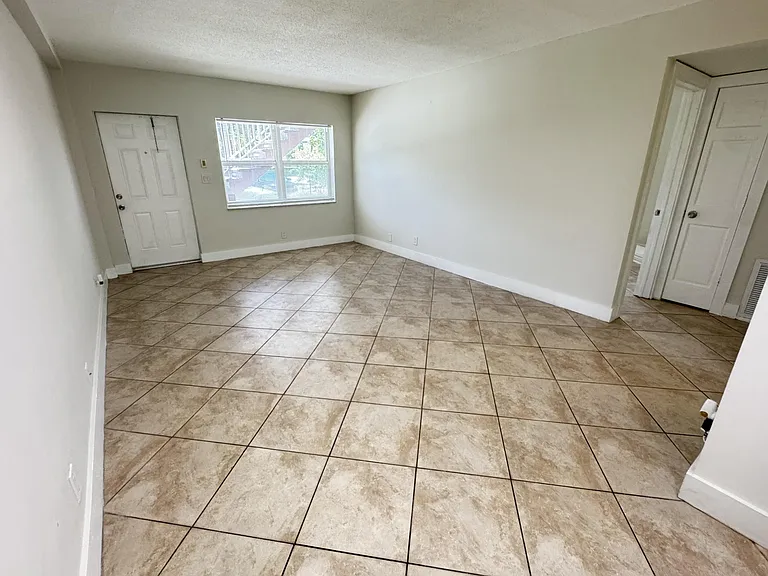 853 SE 4th Ct — Photo 3