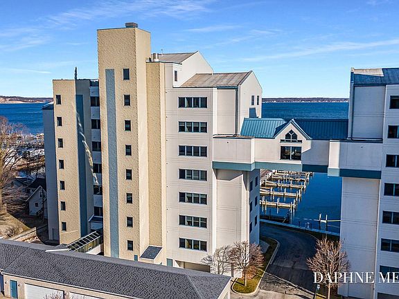 3rd image of 2964 Lakeshore Dr Unit E403