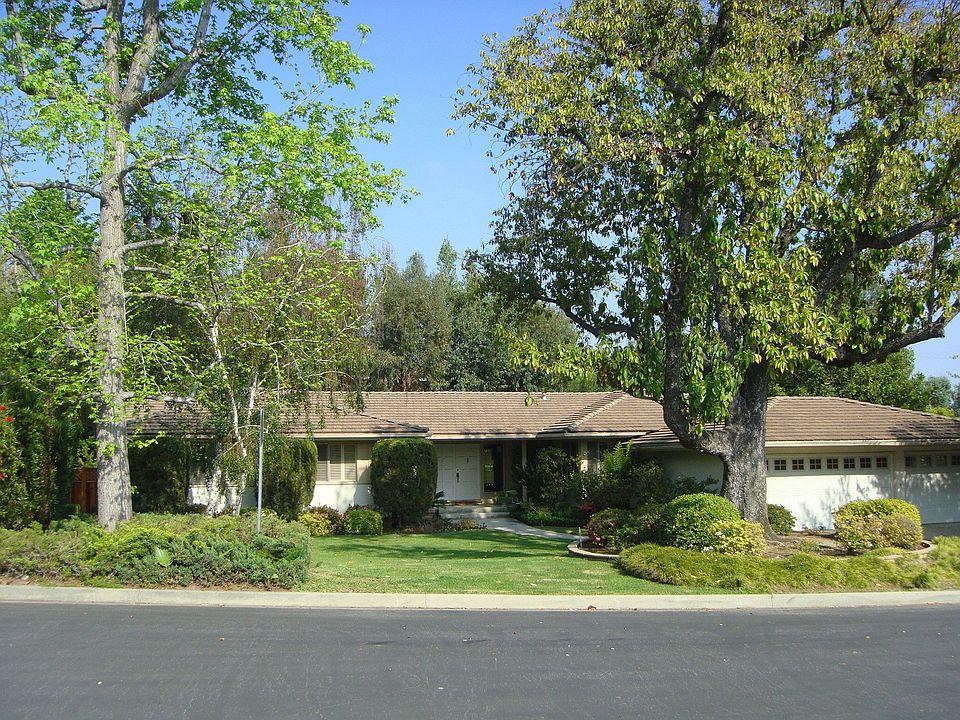 710 Braewood Front