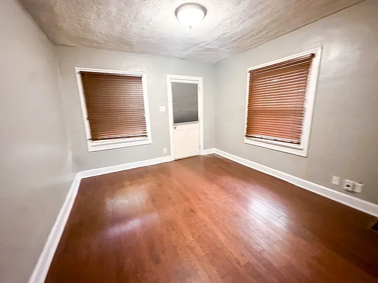 1126-1128 E Bradbury Ave — Photo 12