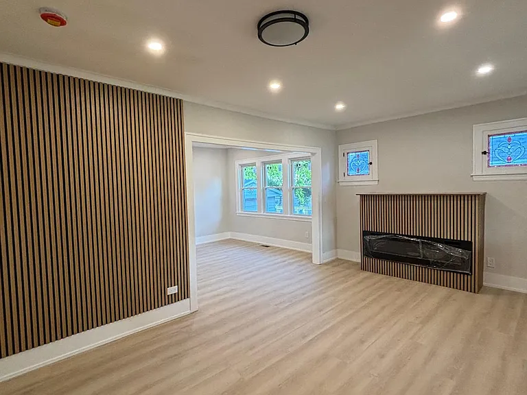 247 S Oakland Grv — Photo 2