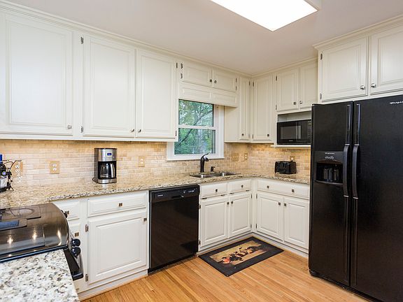 5th image of 1811 Thornton Pl