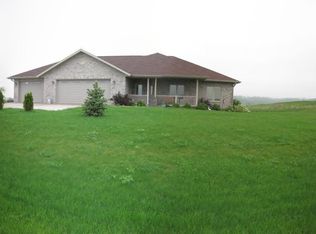 8238 Southern Hills Cir, Dubuque, IA 52003