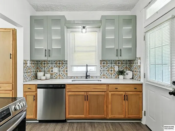 1711 Madison St, Omaha, NE 68107