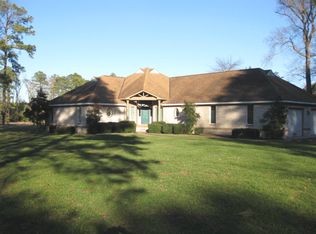 250 Leisure Cove Ln, Kilmarnock, VA 22482
