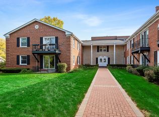 605 Waukegan Rd APT 1A, Glenview, IL 60025