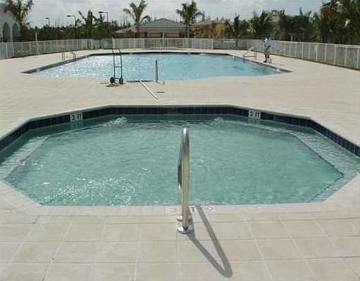 Pool/ Jacuzzi