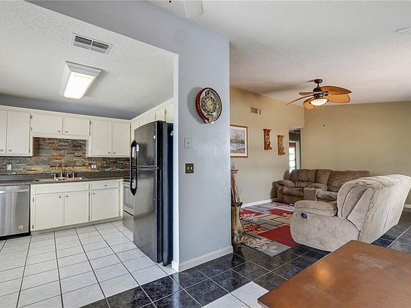 5th image of 1405 Thistledown Dr