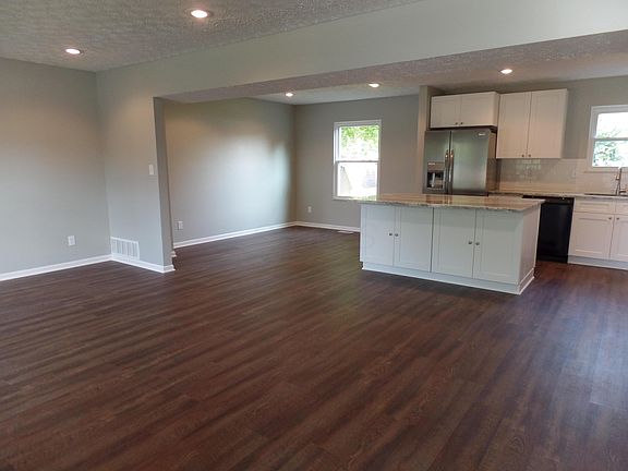 3rd image of 4395 Shirlene Ct