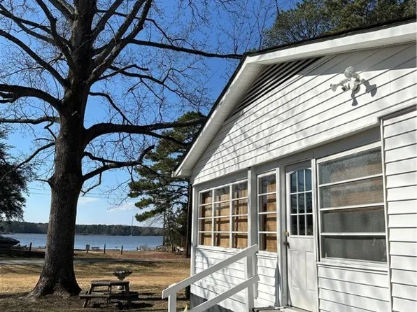 1072 Point Anne Dr, Hartfield, VA 23071