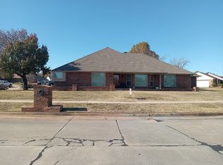217 S Ramblin Oaks Dr, Moore, OK 73160
