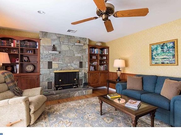 4th image of 25 E Charles St