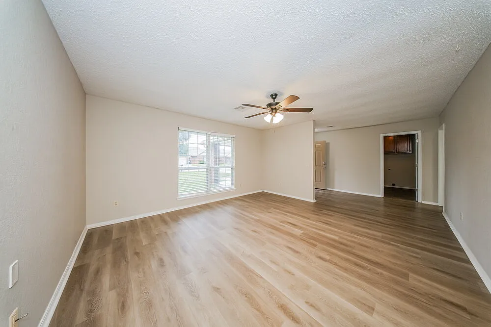 3 bed, 2.0 bath, 1978 sqft, $1,765 — Photo 3