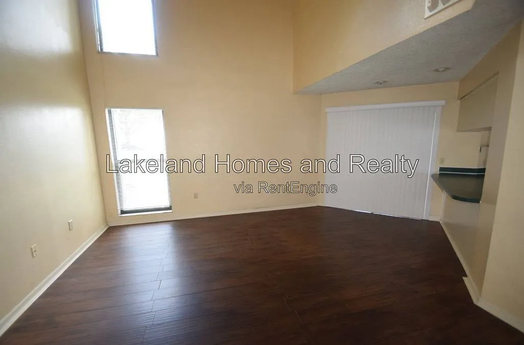 2 bed, 1.5 bath, 1977 sqft, $1,500 — Photo 2