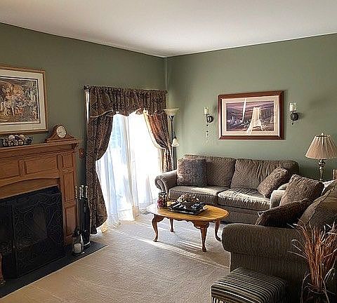 Living Room -slider to deck 