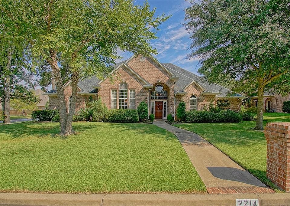 1st image of 2214 Woodlands Dr