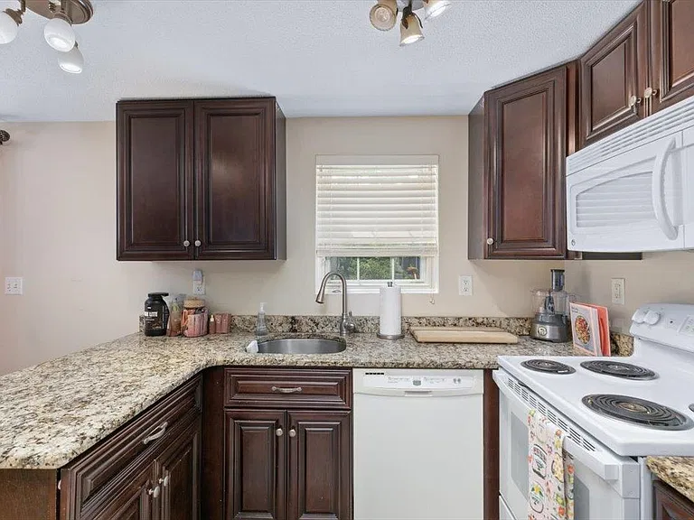 114 Fieldstone Dr — Photo 12