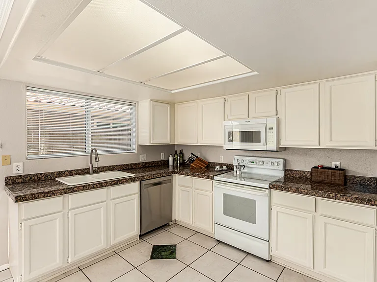 3223 E Poinsettia Dr — Photo 14