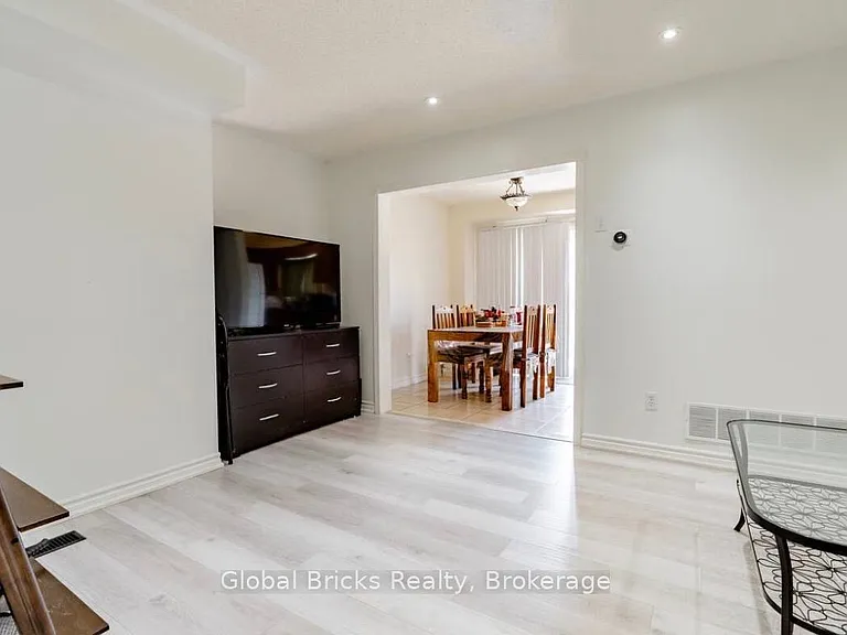 83 Monaco Ct — Photo 4