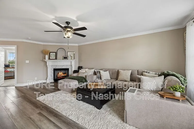 5 bed, 2.5 bath, 2707 sqft, $2,500 — Photo 2
