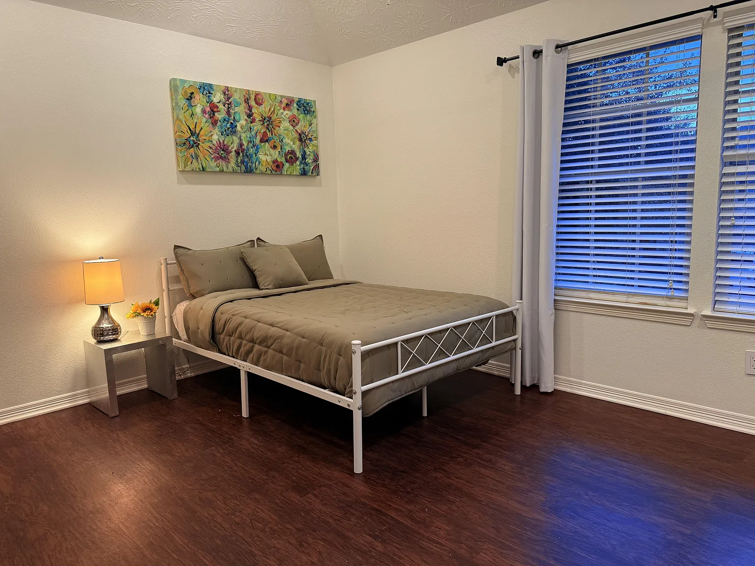 4 bed, 3.5 bath, 2565 sqft, $910 — Photo 1