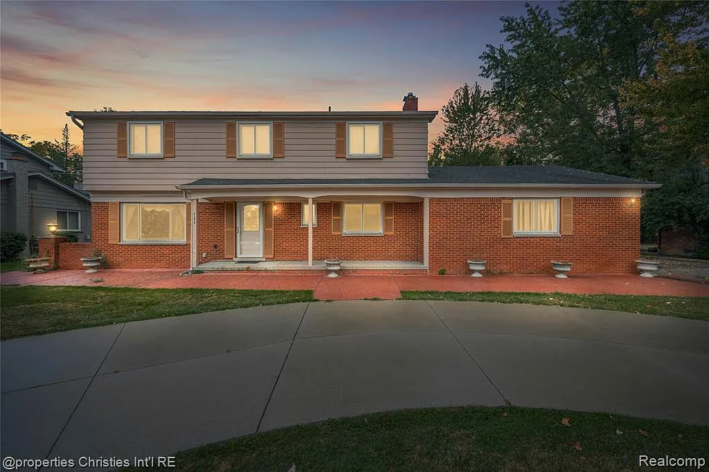 4 bed, 2.5 bath, 4188 sqft, $3,700 — Photo 2