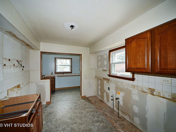 3rd image of 3048 Martin Ave