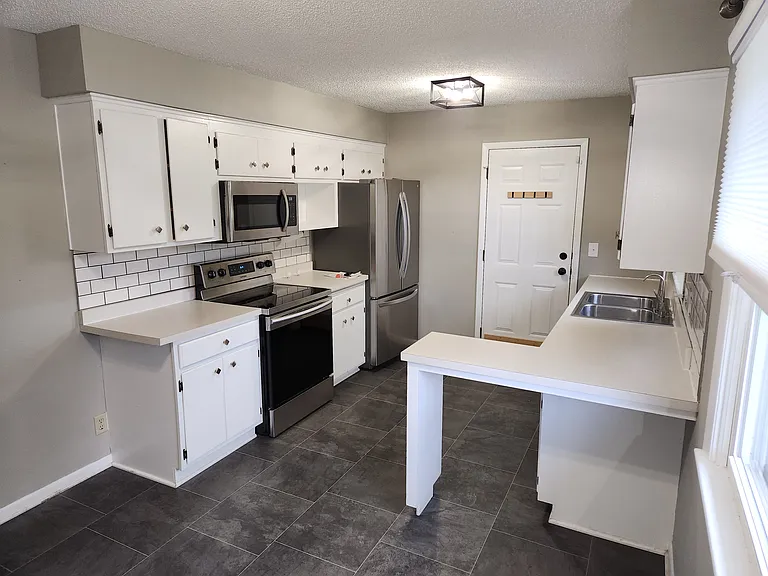 921 Oriole Dr — Photo 4