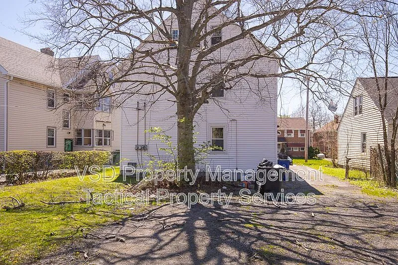 4 bed, 2.0 bath, 1600 sqft, $1,395 — Photo 3
