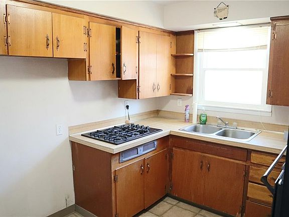 4th image of 1100 Elm St