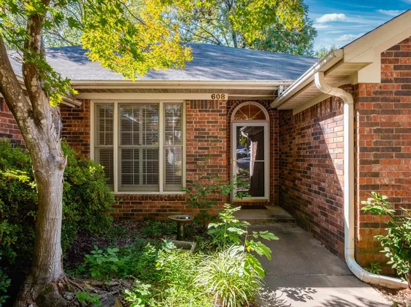 608 Cambridge Place Dr, Little Rock, AR 72227