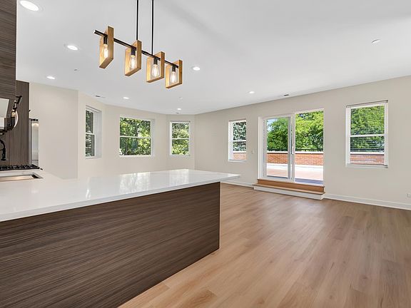 4th image of 1111 Erie St #3