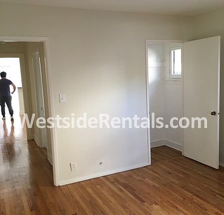 5th image of 903 N Gardner St