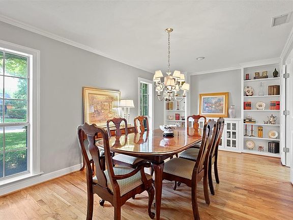3rd image of 315 Crestover Dr