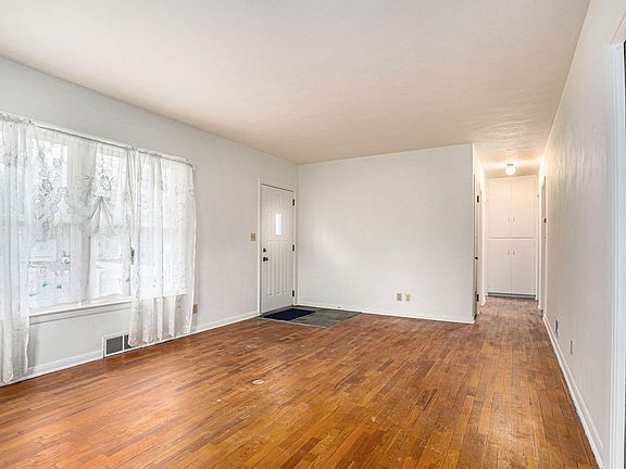 5th image of 133 Winston Dr