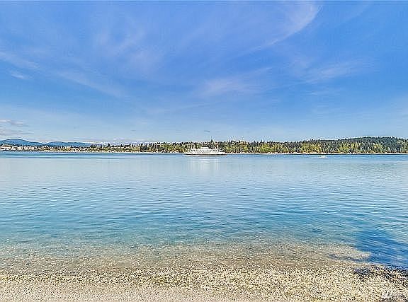 4th image of 3782 Beach Dr E