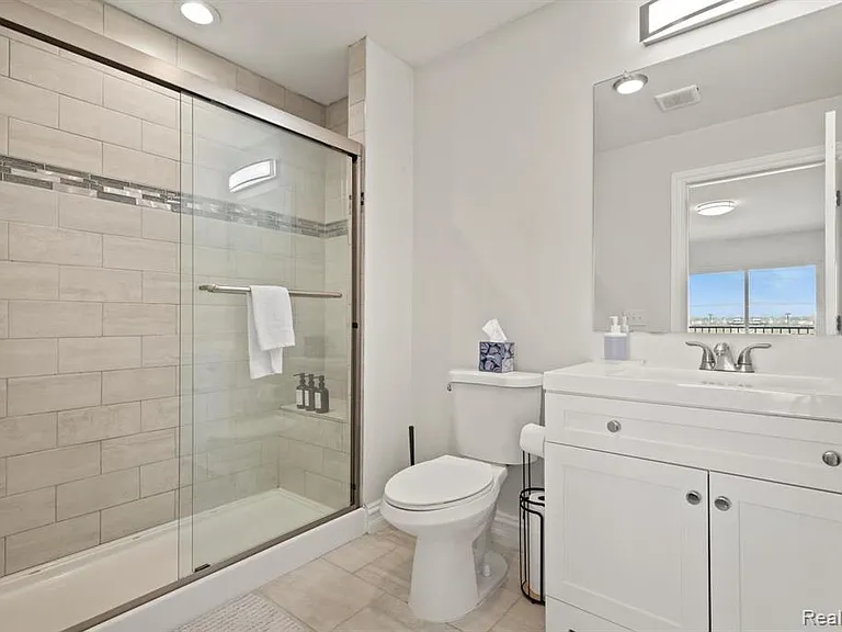 3227 Lohr Rd — Photo 16