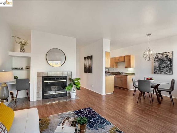 5th image of 11 Bayside Ct