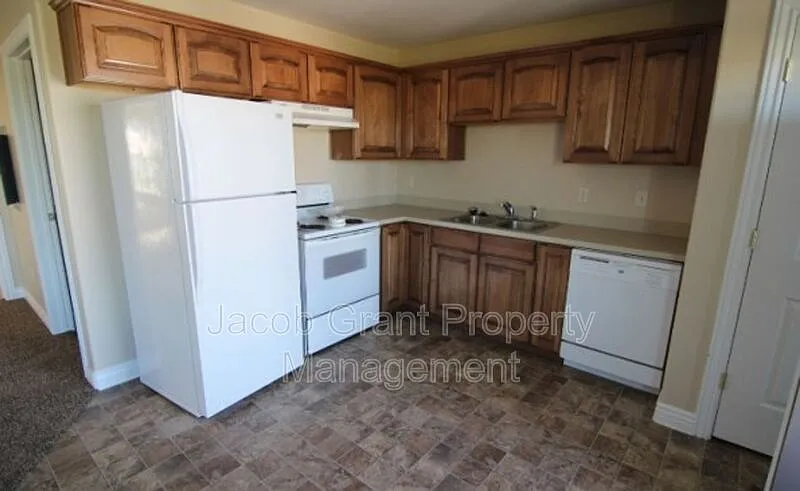 2 bed, 1.0 bath, 800 sqft, $930 — Photo 2