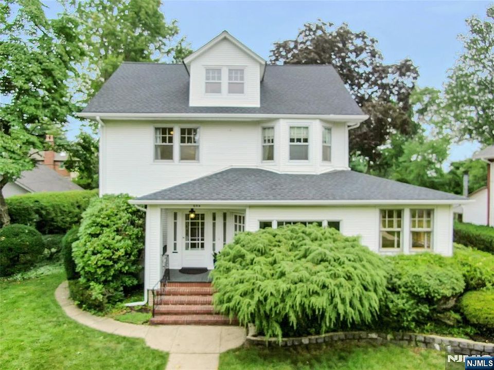 1st image of 694 Lotus Ave