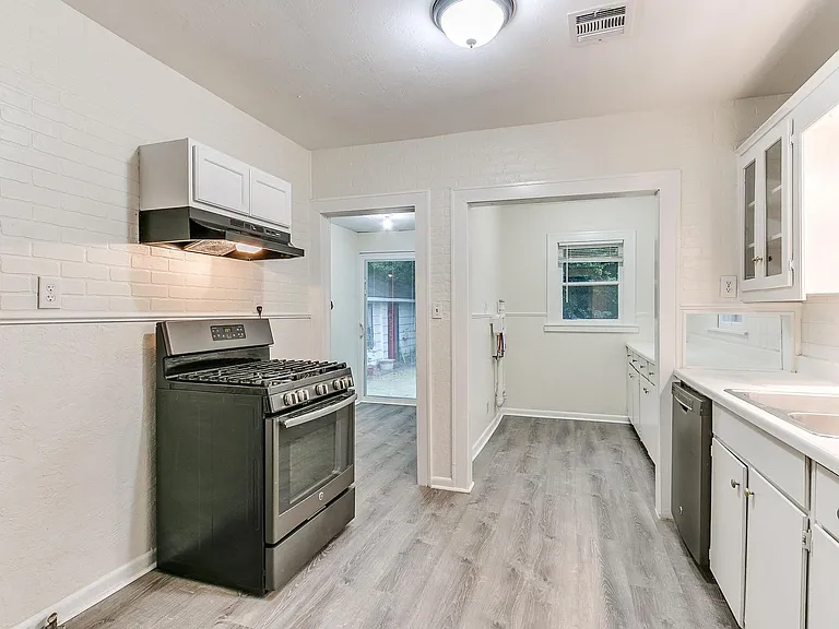 625 W Dewey St — Photo 50