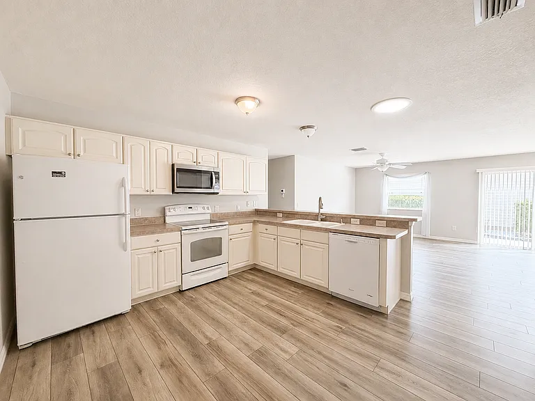 1835 Hallandale Ln — Photo 7