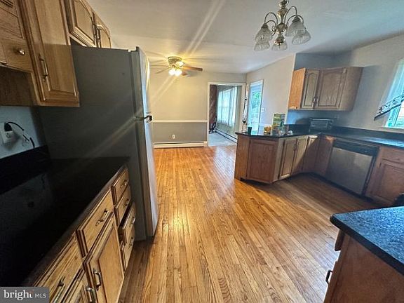 3rd image of 130 E 6th St