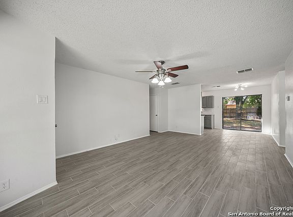5th image of 914 Hayloft Ln