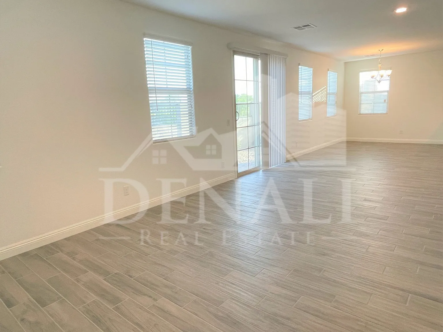 4 bed, 3.5 bath, 2218 sqft, $2,495 — Photo 4