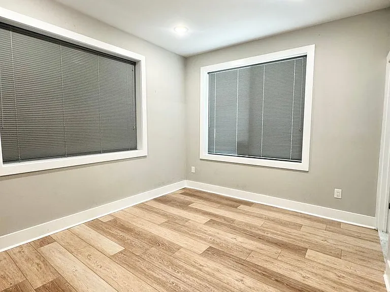 Gorgeous New Diamond St Construction Boasting Luxury Finishes — Photo 34