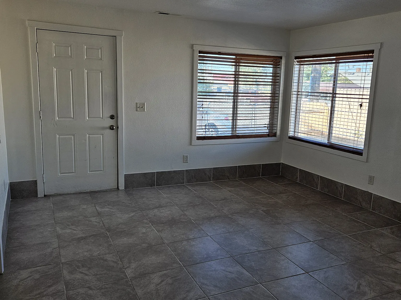 3 bed, 1.5 bath, 901 sqft, $1,500 — Photo 3
