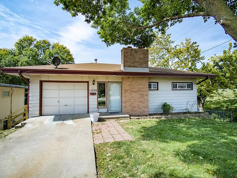 1220 Hillcrest Dr — Photo 31